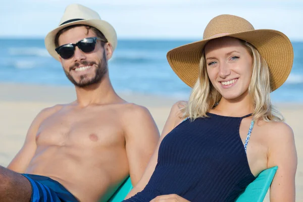 Una Pareja Feliz Posando Tumbona — Foto de Stock