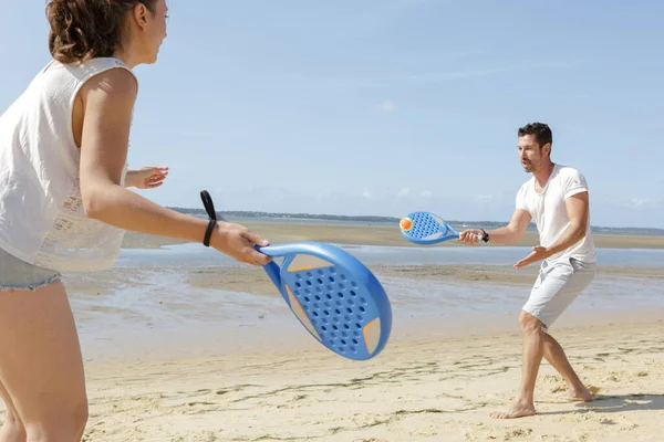 Casal Feliz Está Jogando Tênis Praia — Fotografia de Stock