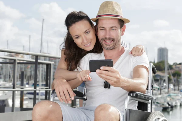 Couple Prenant Selfie Par Homme Port Fauteuil Roulant — Photo