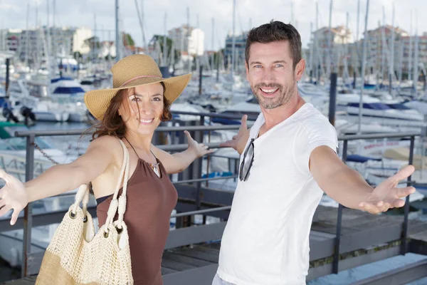 Paar Met Uitgestrekte Armen Nautische Vakantiebestemming — Stockfoto