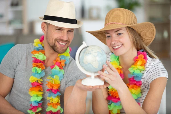 Couple Joyeux Regardant Globe Dans Salon — Photo