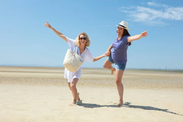 Bellissimi Amici Adolescenti Che Saltano Sulla Spiaggiaestate Vacanza — Foto Stock