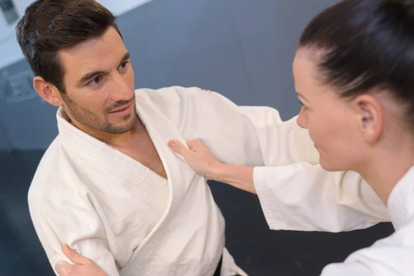 Joven Mujer Hombre Practicando Artes Marciales —  Fotos de Stock