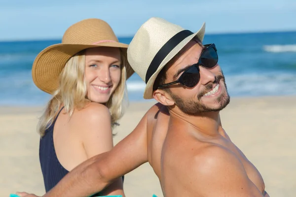恋の休暇で海辺のカップル — ストック写真