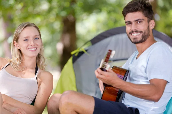 Jong Stel Met Gitaar Buiten Tent — Stockfoto