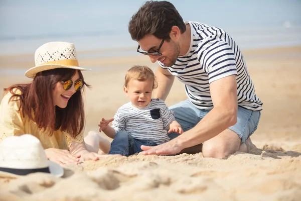 Familie Entspannt Strand Einem Schönen Sommertag — Stockfoto