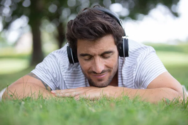 Όμορφος Άντρας Που Ακούει Μουσική Στο Πάρκο — Φωτογραφία Αρχείου