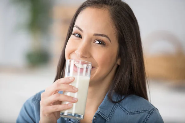 Mooie Vrouw Huis Keuken Met Glas Melk — Stockfoto