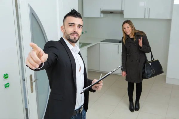 Broker Immobiliare Maschile Che Mostra Case Cliente — Foto Stock