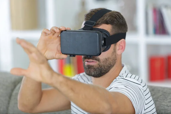 Glad Man Bär Virtuell Verklighet Mask — Stockfoto