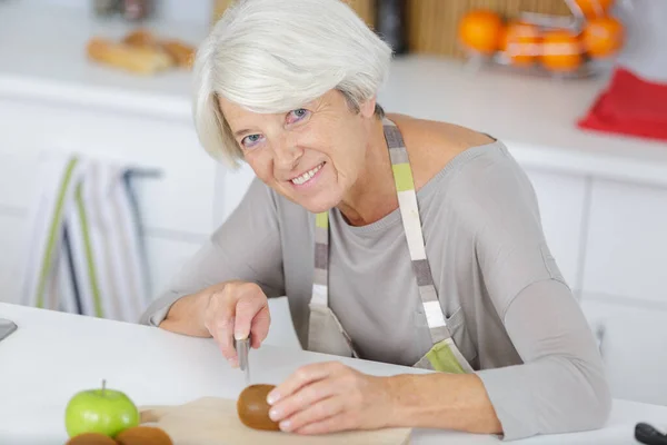 Portret Van Senior Dame Die Groenten Snijdt — Stockfoto