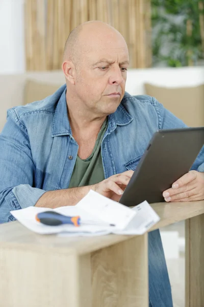 Homem Com Computador Tablet Encontrar Uma Solução — Fotografia de Stock