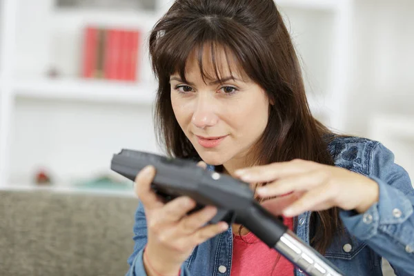 Frau Putzt Staubsauger — Stockfoto