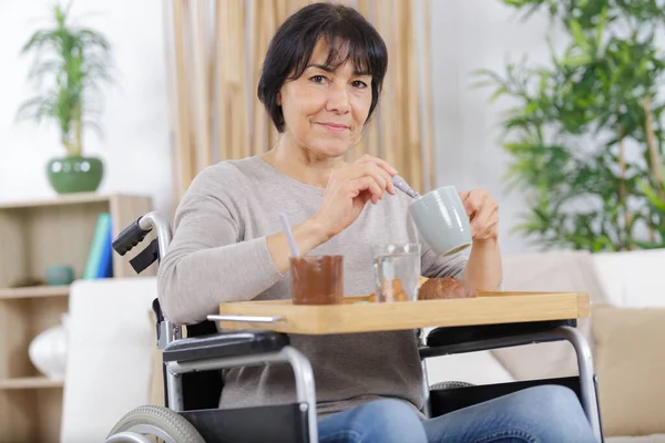 Idosa Cadeira Rodas Tomando Café Manhã — Fotografia de Stock