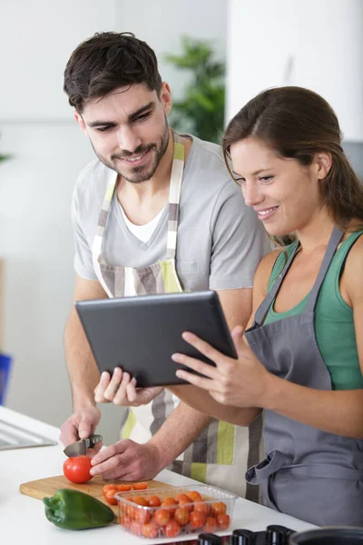 Coppia Felice Cucina Cibo Con Computer Tablet — Foto Stock