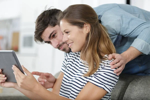 Couple Heureux Aide Une Tablette — Photo