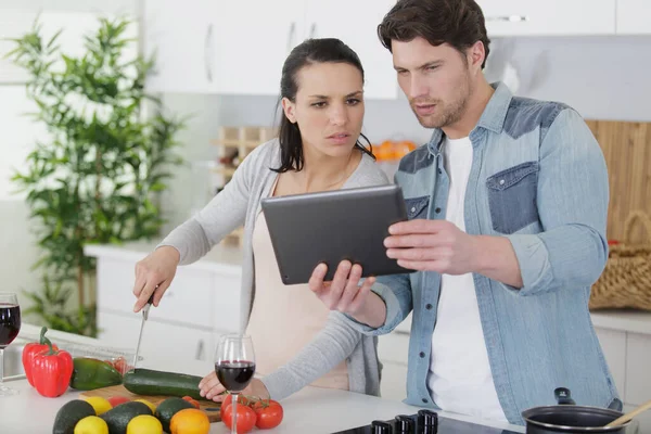 Casal Com Modelo Tablet Cozinha — Fotografia de Stock