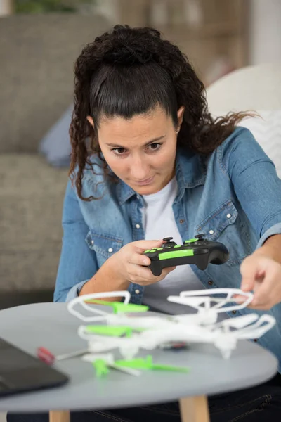 Femme Expérimentant Avec Drone Intérieur — Photo