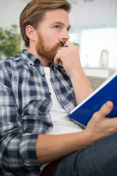 Osäker Man Läsa Anteckningar — Stockfoto