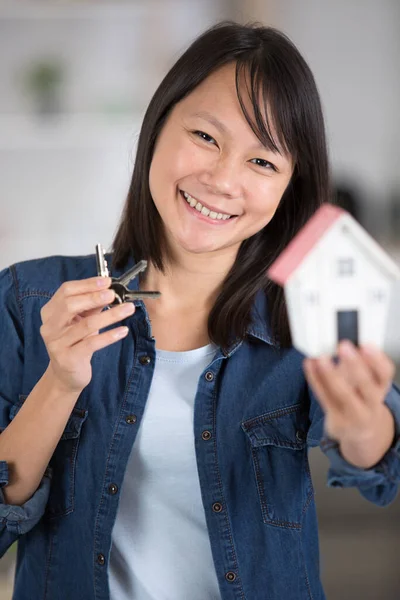 Happy Woman Small House Keys Close — Stock Photo, Image