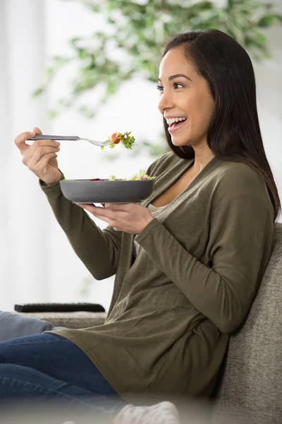 Glad Kvinna Satt Soffan Äter Sallad — Stockfoto