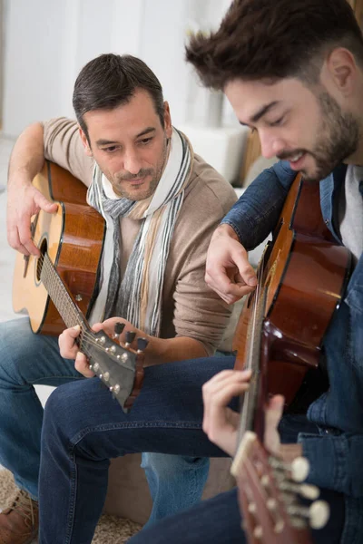 Двое Мужчин Играют Гитаре — стоковое фото