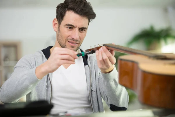 Musikmeister Repariert Musikinstrumente Werkstatt — Stockfoto