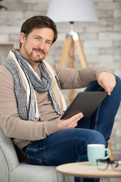 Homem Bonito Com Computador Tablet Copo Beber Café — Fotografia de Stock