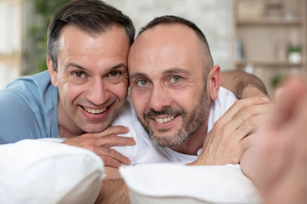 Homosexual Couple Taking Selfies Home Together — Stock Photo, Image