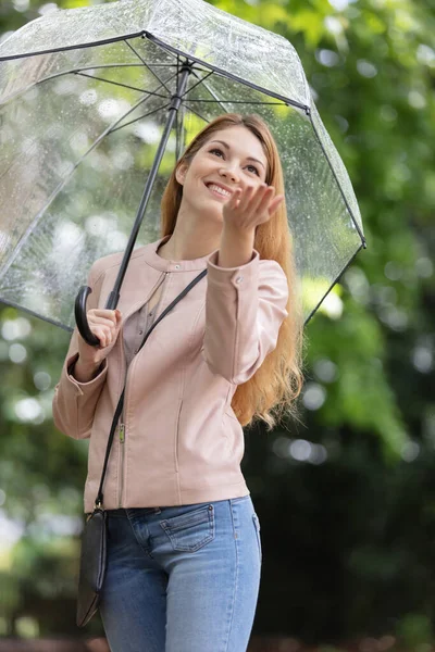 Frau Bei Sommerregen Mit Regenschirm Überrascht — Stockfoto