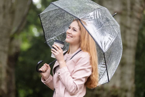 Felice Donna Sotto Ombrello Trasparente Passeggia Nel Parco — Foto Stock