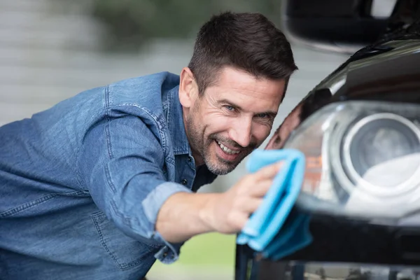 Mann Poliert Sein Auto Mit Mikrofaser Reinigungstuch — Stockfoto