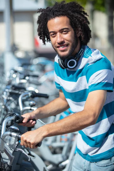 Jeune Hipster Homme Équitation Fixe Vitesse Vélo Sur Rue Ville — Photo