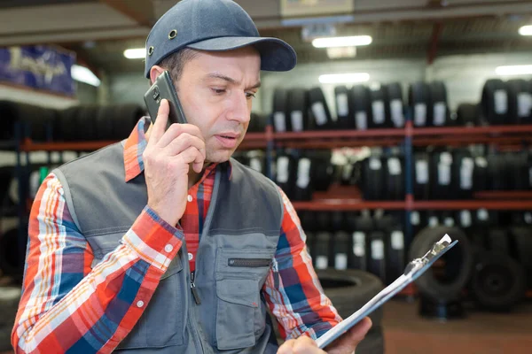 Mecánico Hablando Con Cliente Por Teléfono — Foto de Stock