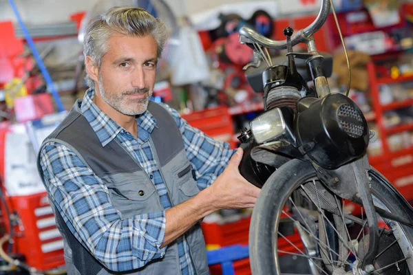 Mechaniker Bastelt Kleinem Motorrad — Stockfoto