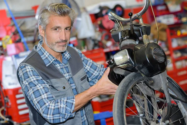 Mecánica Workng Motocicleta Pequeña — Foto de Stock