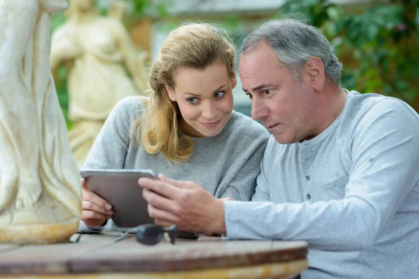 Cliente Mirando Muestras Paisajismo Internet —  Fotos de Stock