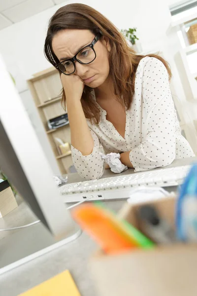 Geschäftsfrau Blickt Mit Gestresstem Gesicht Auf Computer — Stockfoto