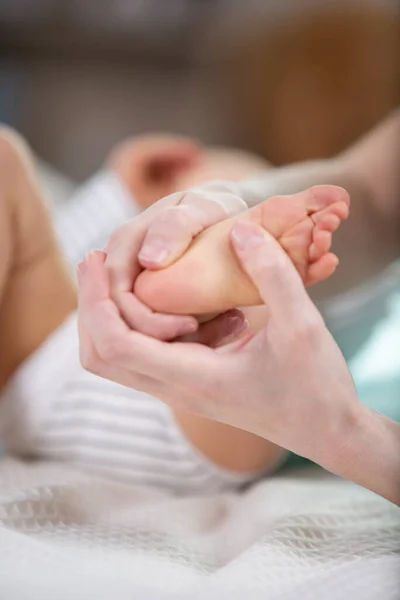 Massör Massera Små Babys Fot Grunt Fokus — Stockfoto