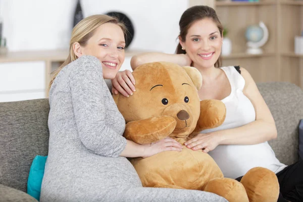 Freundinnen Halten Einen Teddy Der Hand — Stockfoto