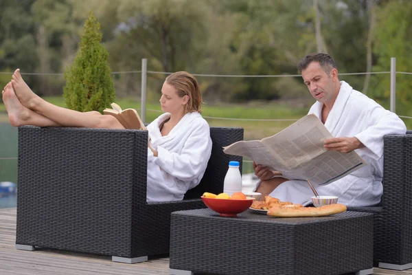 穿着浴衣的夫妻在阳台上放松 — 图库照片