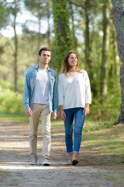 Casal Passeio Floresta — Fotografia de Stock