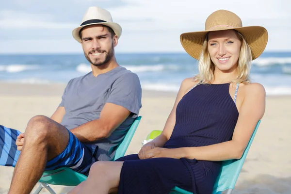 Frau Und Mann Sitzen Zusammen Meeresufer — Stockfoto