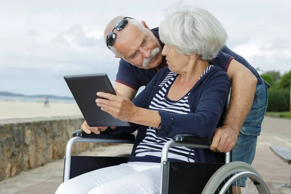 Een Ouder Stel Een Rolstoel — Stockfoto