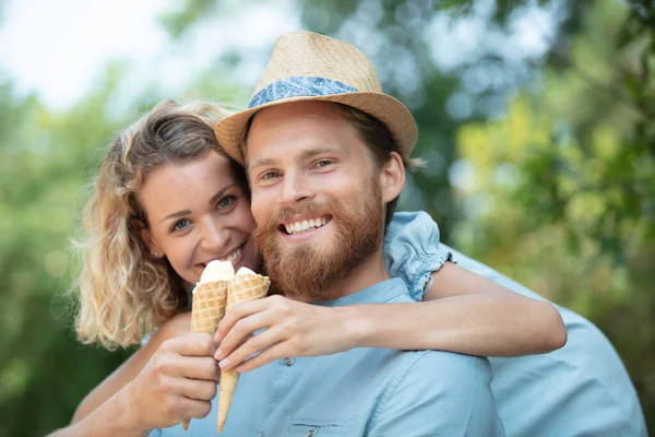 Coppia Mangiare Gelato Nel Parco — Foto Stock