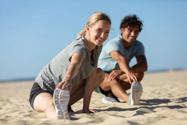 陽気なポジティブな女性と男がビーチで — ストック写真