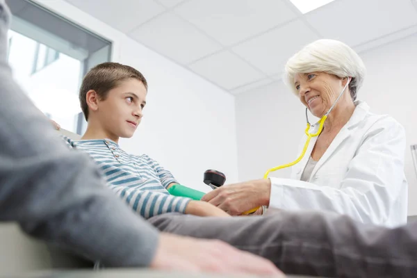 Vrouwelijke Senior Arts Met Kleine Jongen Het Kantoor — Stockfoto