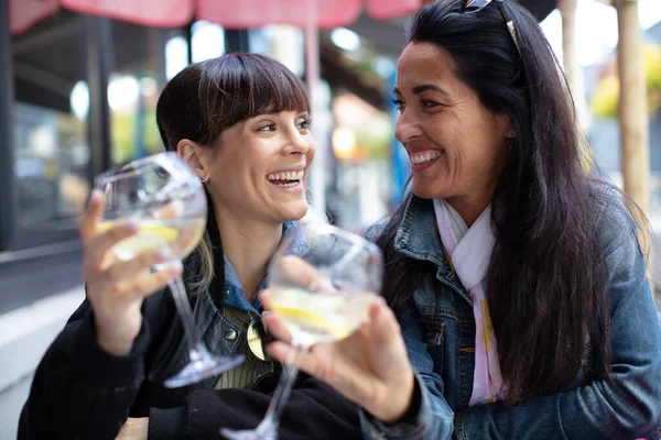 Due Amiche Che Bevono Insieme — Foto Stock