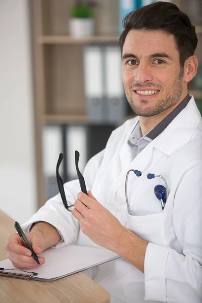 Medico Felice Tenendo Gli Occhiali — Foto Stock