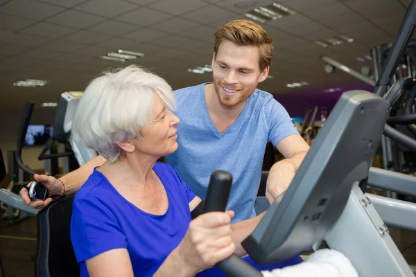 Entrenamiento Saludable Mujer Anciana Con Entrenador Personal —  Fotos de Stock